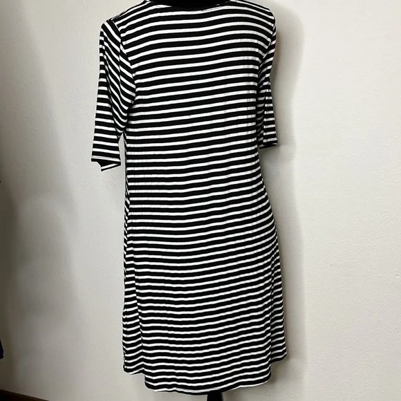 Vanity size Medium black and white striped dress with pockets - Picture 5 of 8